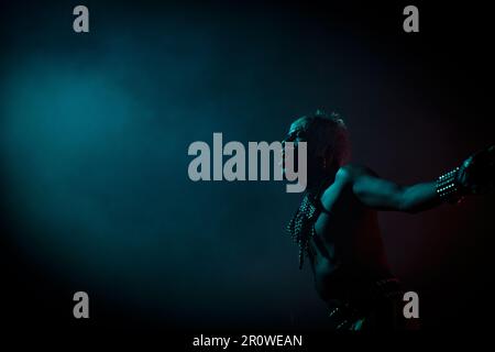 Toronto, Kanada. 09. Mai 2023. Yves Tumor (Sean Lee Bowie) tritt auf der Bühne auf und spreizt ihre Arme weit in Richtung der Menge. Credit: Bobby Singh/Alamy Live News Stockfoto