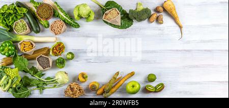 Grünes Obst und Gemüse, Hülsenfrüchte und Nudeln Stockfoto