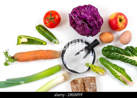 Bicarbonat (Soda) in einer Schüssel umgeben von Obst und Gemüse (Blick von oben) Stockfoto