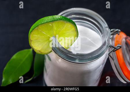 Bicarbonat in einem kleinen Glasbehälter mit Klappdeckel Stockfoto