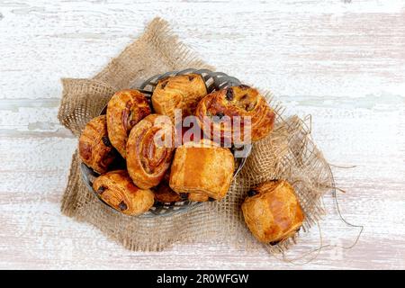 Mini-Milchbrot-Gebäck auf Leinengras Stockfoto