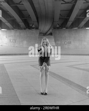 Junge, schlanke, naturblonde Frau posiert für ein Porträt unter einer Unterführung 1990er portsmouth england uk Stockfoto