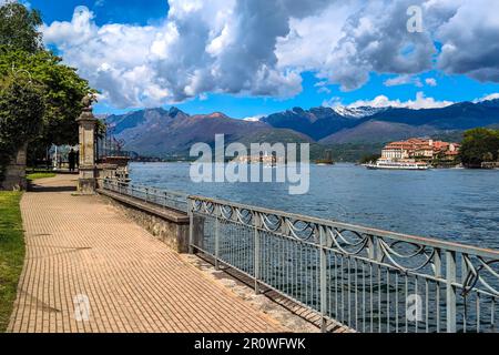 Promenade am Lago Maggiore als kleine Inseln und Berge unter schönem Himmel im Piemont, Norditalien. Stockfoto