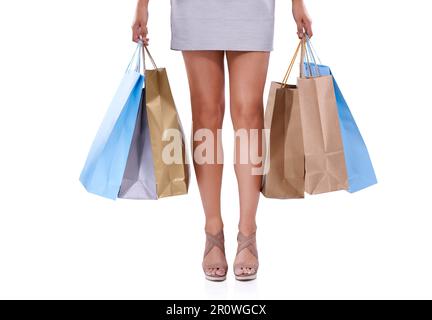 Das Ergebnis eines fantastischen Verkaufs. Zugeschnittenes Bild einer jungen Frau mit vielen Einkaufstaschen. Stockfoto