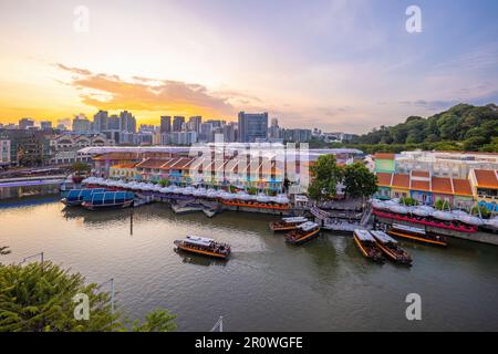 Blick auf das Stadtbild Clarke Quay und die Skyline von Singapur bei Sonnenuntergang Stockfoto