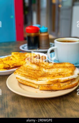 Traditionelles Frühstücksset und Kaffee, gekochte Eier und Toast, beliebt in Singapur und Malaysia Stockfoto