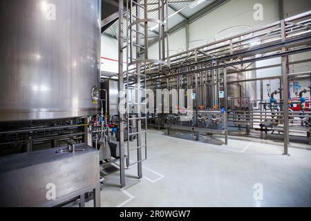 Provinz Almaty, Kasachstan - 06. Juni 2012: Ausrüstung der Danone-Milchfabrik. Stockfoto