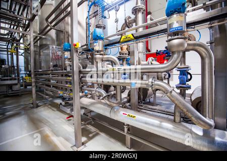 Provinz Almaty, Kasachstan - 06. Juni 2012: Ausrüstung der Danone-Milchfabrik. Stockfoto