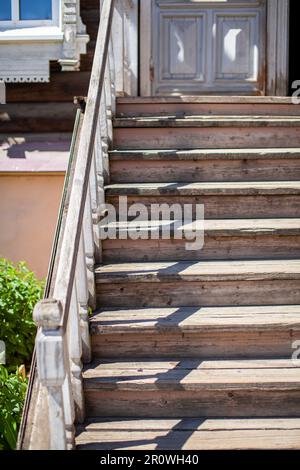 Alte zweistöckige Holzhäuser mit Fenstern in Tomsk, Russland. Heruntergekommene Wohnungen in schlechtem Zustand. Stockfoto