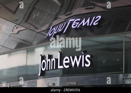 Aktenfoto vom 04. September 07/2020 eines John Lewis Kaufhausschilders in Leicester. Die Chefin von John Lewis Partnership steht vor einer Vertrauensabstimmung über ihre Zukunft, nachdem sie die Führung des Einzelhandelsriesen kritisiert hat. Dame Sharon White, die Vorsitzende des Geschäfts, das die Warenhauskette und den Supermarkt-Arm Waitrose leitet, sagte, die Gruppe erwäge, einen Anteil zu verkaufen. Branchenführer wie Mary Portas kritisierten jedoch den möglichen Umzug, der verhindern würde, dass das Unternehmen vollständig im Eigentum seiner Mitarbeiter steht. Ausgabedatum: Mittwoch, 10. Mai 2023. Stockfoto