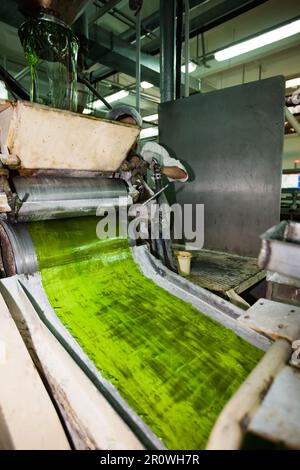 Karamellfabrik in Süßwarenfabrik. Süßwarenproduktion Stockfoto