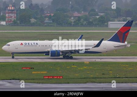 Düsseldorf, Deutschland, 10.05.2023: Delta Air Lines nimmt den transatlantischen Flugverkehr zwischen Atlanta und Düsseldorf wieder auf. Die erste Ankunft (eine Boeing 767-332, Reg.-Nr. N1201P) auf 10. Der 2023. Mai ist der erste reguläre transatlantische Flugdienst, der in Düsseldorf eintrifft, seit der Flugbetrieb 2020 aufgrund der Coronavirus-Pandemie ausgesetzt wurde. Kredit: NewsNRW / Alamy Live News Stockfoto