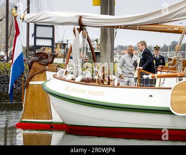 Wadden Islands, Niederlande. 10. Mai 2023. WEST TERSCHELLING - König Willem-Alexander auf De Groene Draeck, dem Segelboot der Prinzessin Beatrix im Hafen von Terschelling. Das königliche Paar wird einen zweitägigen regionalen Besuch der Wadden Islands abstatten. ANP KOEN VAN WEEL niederlande out - belgien out Credit: ANP/Alamy Live News Credit: ANP/Alamy Live News Stockfoto