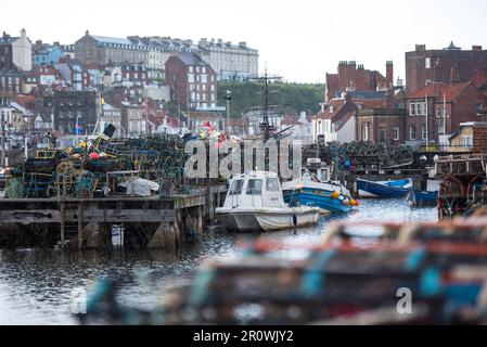 Whitby Harbour, North Yorkshire. Eine wunderschöne Küstenstadt an der Küste von North Yorkshire mit Blick auf die Nordsee. Voller britischer Herkunft. Stockfoto