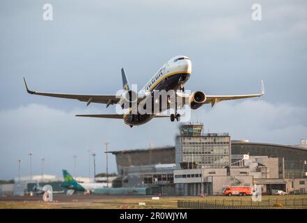 Cork Airport, Cork, Irland. 10. Mai 2023. Eine Ryanair Boeing 737 startet nach London Stanstead vom Cork Airport, Cork, Irland. David Creedon/Alamy Live News Stockfoto