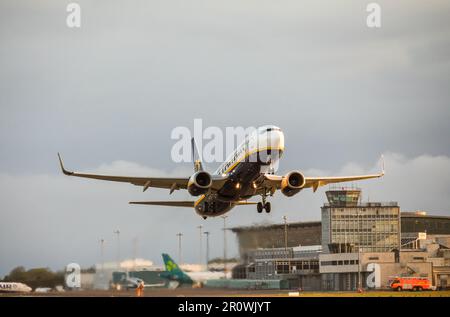 Cork Airport, Cork, Irland. 10. Mai 2023. Eine Ryanair Boeing 737 startet nach London Stanstead vom Cork Airport, Cork, Irland. David Creedon/Alamy Live News Stockfoto