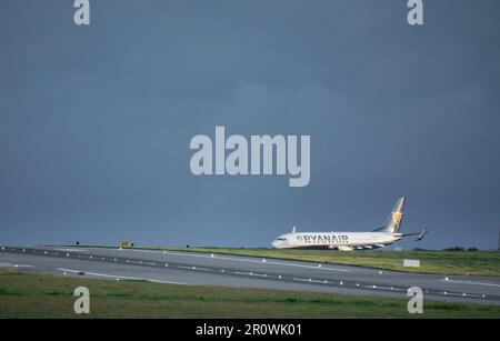 Cork Airport, Cork, Irland. 10. Mai 2023. Eine Ryanair Boeing 737 wartet vor einem Flug nach London Stanstead von Cork, Flughafen, Cork, Irland auf die Freigabe der Landebahn. David Creedon/Alamy Live News Stockfoto