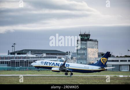 Cork Airport, Cork, Irland. 10. Mai 2023. Eine Ryanair Boeing 737 startet mit einem Flug nach Faro vom Cork Airport, Cork, Irland. David Creedon/Alamy Live News Stockfoto