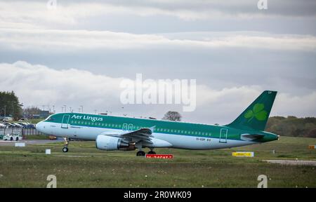 Cork Airport, Cork, Irland. 10. Mai 2023. Ein Aer Lingus Airbus A320 startet am frühen Morgen für einen Flug nach Amsterdam vom Flughafen Cork, Cork, Irland. David Creedon/Alamy Live News Stockfoto