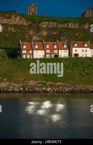 Whitby Harbour, North Yorkshire. Eine wunderschöne Küstenstadt an der Küste von North Yorkshire mit Blick auf die Nordsee. Voller britischer Herkunft. Stockfoto