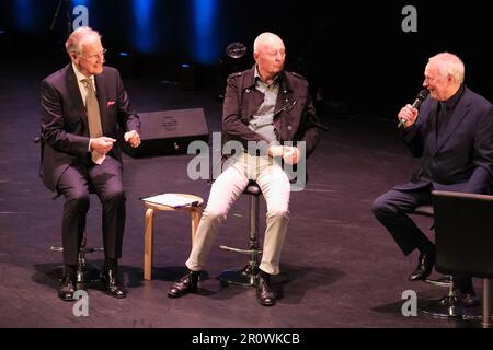 Birmingham, Großbritannien. 09. Mai 2023. Birmingham Rep war Gastgeber von A Night of Stars, der Bob Warman von ITV News Central 50 Jahre im Fernsehen feierte. Alle Einnahmen aus dieser einmaligen Verräterveranstaltung (die in 40 Minuten ausverkauft war) gehen an die Journalist's Charity – gegründet von Charles Dickens im Jahr 1864, um Journalisten und ihre Familien in schwierigen Zeiten zu unterstützen – und an Birminghams Acorns Children's Hospice. Kredit: Ian Tennant/Alamy Live News Stockfoto