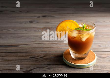 Leckeres erfrischendes Getränk mit Kaffee und Orangensaft auf einem Holztisch, Platz für Text Stockfoto