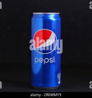 Oman, Muscat - 10. Mai 2023: Pepsi CLASSIC in einem blauen Aluminium kann schwarzen Hintergrund isolieren. Pepsi ist ein beliebtes Produkt für erfrischende kohlensäurehaltige Erfrischungsgetränke Stockfoto