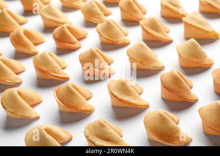 Viele leckere Glückskekse mit Prognosen auf weißem Hintergrund Stockfoto