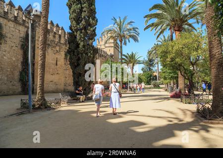 CORDOBA, SPANIEN - 23. MAI 2017: Es ist ein Palmenpark vor dem Eingang zum Alcazar des christlichen Königs. Stockfoto