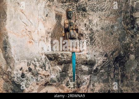 MONTSERRAT, SPANIEN - 15. MAI 2017: Dies ist eine geweihte Kopie der Schwarzen Madonna in der Heiligen Höhlenkapelle, wo das Original gefunden wurde. Stockfoto