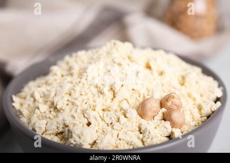 Kichererbsenmehl und Samen in der Schüssel, Nahaufnahme Stockfoto