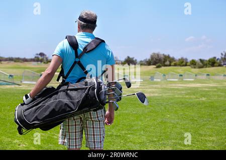 Golfplatz, Mitarbeitertasche und Außenansicht von Senioren für Training, Sport und Übungen. Hinter, Golf und ältere männliche Golfer in einem Stockfoto