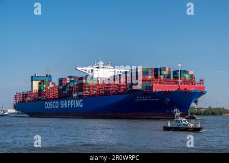 Hamburg, Deutschland - 04 17 2023: Blick auf das Containerschiff CSCL Pacific Ocean der Schifffahrtsgesellschaft COSCO Shipping auf der Elbe in Hamburg. Stockfoto