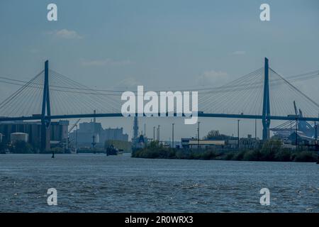 Hamburg, Deutschland - 04 17 2023: Blick vom Wasser auf die Köhlbrand-Brücke in Hamburg, die über die Elbe führt Stockfoto