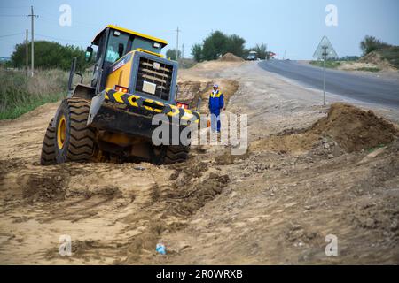 Südkasachstan - April 26 2012: Entwicklung der Straße zwischen Westeuropa und Westchina. Bodenarbeiten mit Bulldozer Stockfoto