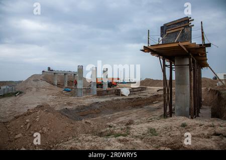 Südkasachstan - April 26 2012: Entwicklung der Autobahn Westeuropa-Westchina. Bau einer Brücke an der Straßenkreuzung Stockfoto