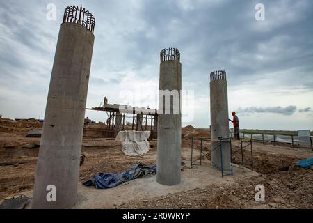 Südkasachstan - April 26 2012: Entwicklung der Autobahn Westeuropa-Westchina. Bau von Brückensäulen an der Straßenkreuzung Stockfoto