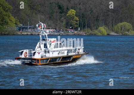 Hamburg, Deutschland - 04 17 2023: Blick vom Wasser aus auf einem Pilotboot in hamburg auf der elbe. Stockfoto