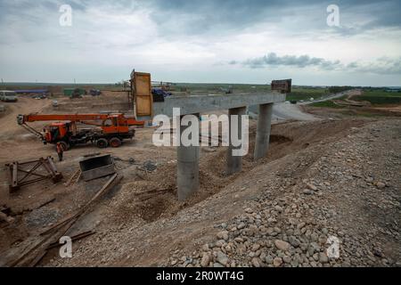 Südkasachstan - April 26 2012: Bau einer Brücke an der Straßenkreuzung. Die Entwicklung der modernen Autobahn Westeuropa-Westchina Stockfoto