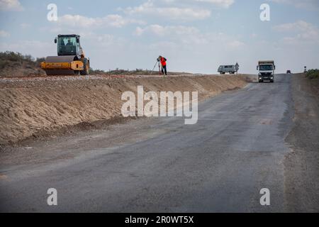 Provinz Kyzylorda, Kasachstan, 29. April 2012: Bau einer neuen Autobahn zwischen Westeuropa und Westchina. Der Vermesser arbeitet vor Ort Stockfoto