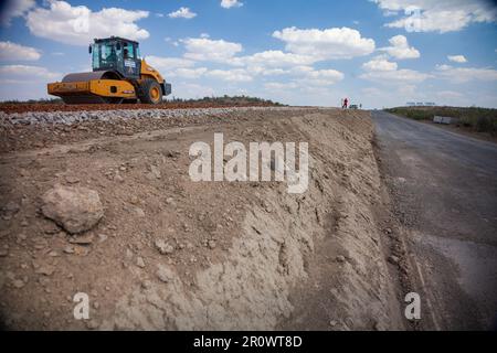 Provinz Kyzylorda, Kasachstan, 29. April 2012: Bau der Autobahn Westeuropa-Westchina. Renovierung der alten Straße. Stockfoto