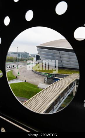 PARKPLATZ - Blick auf den überdachten Gang, der vom SEC-Parkplatz zum OVO Hydro und Scottish Event Campus (SEC), Glasgow, Schottland, Großbritannien führt Stockfoto