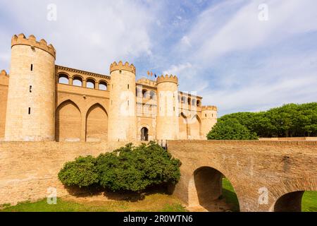 Außenansicht des Aljaferia-Palastes in Saragoza, Spanien. Das Gebäude ist seit 1987 Sitz des Parlaments von Aragon Stockfoto