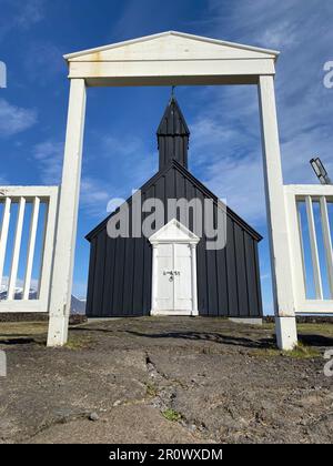 Eine alte Kirche im rustikalen Stil mit weißem Lattenzaun in einer friedlichen ländlichen Umgebung Stockfoto