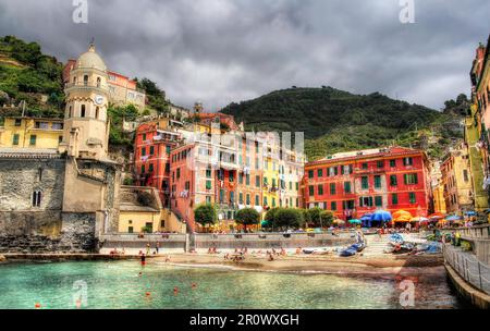 Der Strand und der Stadtplatz von Vernazza in Ligurien, Italien, eines der fünf „Cinque Terre“-Dörfer Stockfoto