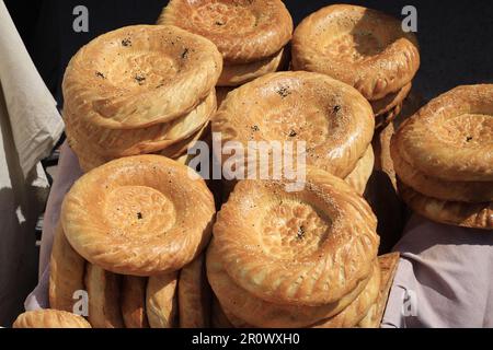 Brot zum Verkauf auf dem Markt in Taschkent, Usbekistan Stockfoto