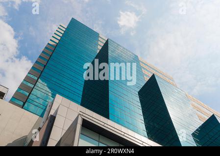 Perspektive und Blick von unten auf den strukturierten Hintergrund eines modernen Glasgebäudes, gemeinsame moderne Business Wolkenkratzer, Hochhäuser, Konzepte Stockfoto