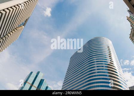 Perspektive und Blick von unten auf den strukturierten Hintergrund eines modernen Glasgebäudes, gemeinsame moderne Business Wolkenkratzer, Hochhäuser, Konzepte Stockfoto