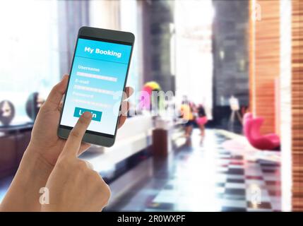 Nahaufnahme eines gehaltenen Smartphones Buchungshotel. Stockfoto