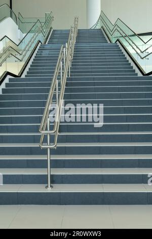 Moderne Treppe, die zum Bürogebäude im Obergeschoss führt - Stockfoto Stockfoto